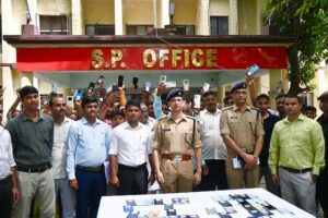 महराजगंज:110 खोए मोबाइल फोन बरामद कर महराजगंज पुलिस ने लौटाई लोगों के चेहरे की मुस्कान