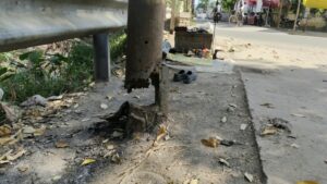लखीमपुर खीरी: छाउछ नहर पटरी पर हादसे को दावत दे रहा जर्जर बिजली का पोल, राजकीय अनुसूचित छात्रावास के सामने टूटकर लटका