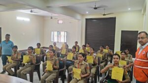 फतेहपुर: रेडक्रॉस सोसाइटी ने एनसीसी कैडेट्स को सिखाए जीवन रक्षा और सामाजिक जागरूकता के गुर              MD NEWS बहुआयामी समाचार।                        रिपोर्ट शाहनूर आलम जिला सहायक ब्यूरो प्रमुख फतेहपुर फतेहपुर।                   अंतरराष्ट्रीय नशा निषेध दिवस के अवसर पर आज राजकीय महिला महाविद्यालय की एनसीसी कैडेट्स के लिए एक वृहद जागरूकता एवं प्रशिक्षण अभियान का आयोजन किया गया। इंडियन रेडक्रॉस सोसाइटी के तत्वावधान और डॉ. सत्यनारायण सेवा फाउंडेशन के संयोजकत्व में यह कार्यक्रम रेडक्रॉस भवन में संपन्न हुआ। अभियान का नेतृत्व रेडक्रॉस के चेयरमैन व उत्तर प्रदेश कार्यकारिणी सदस्य डॉ. अनुराग श्रीवास्तव ने किया।कार्यक्रम के दौरान कैडेट्स को मुख्य रूप से चार महत्वपूर्ण विषयों पर जागरूक किया गया:टीबी जागरूकता: मुख्य वक्ता डॉ. अशोक कुमार गुप्ता ने कैडेट्स को टीबी बीमारी के लक्षण, बचाव और उपचार की विस्तृत जानकारी दी। उन्होंने सभी को ‘निक्षय मित्र’ बनकर समाज से टीबी उन्मूलन में सहयोग करने का आह्वान किया।जल संरक्षण: डॉ. अनुराग श्रीवास्तव ने पानी की हर बूंद को कीमती बताते हुए स्कूलों/घरों में ‘वाटर बेल’ लगाने और आरओ (RO) से निकलने वाले वेस्ट पानी को एकत्र कर उपयोग में लाने की अपील की। इस दौरान जल संरक्षण जागरूकता निवेदन पत्रक भी बांटे गए।नशामुक्ति संकल्प: कैडेट्स को जागरूक करते हुए वक्ताओं ने कहा, “हमारा शरीर डस्टबिन नहीं है।” तंबाकू से कैंसर और अत्यधिक अल्कोहल से लिवर की गंभीर बीमारियां होती हैं। इसके बाद सभी कैडेट्स ने खुद नशे से दूर रहने और दूसरों को प्रेरित करने की शपथ ली।सीपीआर (CPR) प्रशिक्षण: डॉ. अनुराग ने आपातकालीन स्थिति में जान बचाने के लिए ‘कार्डियोपल्मोनरी रिससिटेशन’ (CPR) का व्यावहारिक प्रशिक्षण दिया। उन्होंने बताया कि यदि किसी व्यक्ति का दिल काम करना बंद कर दे, तो 1 वर्ष से ऊपर के व्यक्ति को 1 मिनट में 120 बार दबाव व 8 बार मुंह से सांस (30 बार दबाव और 2 बार सांस का चक्र) देकर और 1 वर्ष से छोटे बच्चे को 1 मिनट में 60 बार दबाव व 8 बार सांस देकर जीवन बचाया जा सकता है।इस सफल आयोजन में रेडक्रॉस के कार्यकारिणी सदस्य चैतन्य कुमार और प्रबंध समिति सदस्य उमेश कुमार श्रीवास्तव ने भी सक्रिय भागीदारी निभाई।