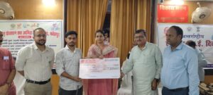 अंतर्राष्ट्रीय MSME दिवस पर जिलाधिकारी ने उद्यमियों को किया प्रोत्साहित; बांटे टूलकिट और चेक                         MD NEWS बहुआयामी समाचार                         रिपोर्ट शाहनूर आलम जिला सहायक ब्यूरो प्रमुख फतेहपुर  फतेहपुर, 27 जून 2026: विकास भवन सभागार में शनिवार को जिलाधिकारी निधि गुप्ता वत्स की अध्यक्षता में अंतर्राष्ट्रीय एम0एस0एम0ई0 दिवस का भव्य आयोजन किया गया। इस अवसर पर देश को वर्ष 2047 तक विकसित राष्ट्र बनाने का संकल्प दोहराते हुए मुख्य अतिथियों द्वारा लाभार्थियों को टूलकिट और ऋण स्वीकृति के प्रतीकात्मक चेक वितरित किए गए।कार्यक्रम को संबोधित करते हुए जिलाधिकारी निधि गुप्ता वत्स ने कहा कि उत्तर प्रदेश एमएसएमई क्षेत्र में लगातार नए आयाम छू रहा है। उन्होंने देश को विकसित बनाने के लिए जमीनी स्तर पर प्रयास करने की बात कही और कहा, > “भारत को 2047 तक विकसित राष्ट्र बनाने का विजन तभी पूरा होगा जब हर व्यक्ति अपनी क्षमता व ऊर्जा के अनुसार उद्यम लगाकर आगे बढ़ेगा।”उन्होंने फतेहपुर के आकांक्षी जनपद होने का जिक्र करते हुए कहा कि जब हमारा जिला और देश की 25 फीसदी आबादी वाला उत्तर प्रदेश प्रगति करेगा, तभी राष्ट्र का सपना सच होगा। इस दौरान अनुभवी उद्यमियों—गोविन्द बाबू टाटा और प्रदीप गर्ग ने भी अपने विचार व अनुभव साझा कर नए युवाओं को प्रेरित किया।प्रमुख सरकारी योजनाएं और कदम:उपायुक्त उद्योग ने कार्यक्रम में स्वरोजगार को बढ़ावा देने वाली कई कल्याणकारी योजनाओं की जानकारी दी, जिनमें मुख्य हैं:मुख्यमंत्री युवा उद्यमी विकास अभियान एवं युवा स्वरोजगार योजनाएक जनपद एक उत्पाद (ODOP) वित्त पोषण व टूलकिट योजनाविश्वकर्मा श्रम सम्मान योजना एवं विभिन्न वर्ग आधारित प्रशिक्षण कार्यक्रमसमारोह में मुख्य विकास अधिकारी (CDO) पवन कुमार मीना, उपायुक्त उद्योग और भारी संख्या में स्थानीय उद्यमी मौजूद रहे। प्रशासन ने सभी से सकारात्मक ऊर्जा के साथ सरकारी योजनाओं का लाभ उठाने की अपील की।