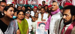 फतेहपुर में हर्षोल्लास के साथ मनाया गया सपा सुप्रीमो अखिलेश यादव का जन्मदिन।          MD NEWS बहुआयामी समाचार।                        रिपोर्ट शाहनूर आलम जिला सहायक ब्यूरो प्रमुख फतेहपुर फतेहपुर समाजवादी पार्टी के राष्ट्रीय अध्यक्ष, पूर्व मुख्यमंत्री एवं पीडीए के जननायक माननीय अखिलेश यादव जी का जन्मदिन आज जनपद फतेहपुर में बेहद गरिमामयी और हर्षोल्लासपूर्ण वातावरण में मनाया गया। जिला अध्यक्ष सुरेंद्र प्रताप सिंह के नेतृत्व में पार्टी कार्यालय में मुख्य समारोह का आयोजन किया गया, जहाँ कार्यकर्ताओं ने केक काटकर और मिष्ठान वितरण कर अपने शीर्ष नेता के दीर्घायु होने की कामना की।अखिलेश यादव जी के जन्मदिन के अवसर पर पूरे जनपद की सभी विधानसभाओं में पार्टी पदाधिकारियों और कार्यकर्ताओं द्वारा व्यापक स्तर पर सामाजिक कार्यक्रमों का आयोजन किया गया। इस दौरान पर्यावरण संरक्षण का संदेश देते हुए भारी संख्या में वृक्षारोपण किया गया। साथ ही विभिन्न स्थानों पर फल व मिष्ठान वितरण के साथ-साथ विशाल भंडारे का भी आयोजन किया गया, जिसमें आम जनमानस ने बढ़-चढ़कर प्रसाद ग्रहण किया।वरिष्ठ नेताओं की गरिमामयी उपस्थितिपार्टी कार्यालय में आयोजित इस मुख्य समारोह में जनपद के कई शीर्ष नेता और जनप्रतिनिधि मौजूद रहे। कार्यक्रम में मुख्य रूप से:सांसद माननीय नरेश उत्तम पटेल जीपूर्व सांसद डॉ. अशोक पटेलविधायक श्रीमती ऊषा मौर्याचेयरमैन एड. राजकुमार मौर्यासहित जिला महासचिव चौधरी मंज़र यार, संतोष द्विवेदी, राम शरण यादव, समरजीत सिंह और दलजीत निषाद जैसे वरिष्ठ नेताओं ने शिरकत की और राष्ट्रीय अध्यक्ष के कुशल नेतृत्व की सराहना की।हजारों कार्यकर्ताओं का उमड़ा हुजूमइस भव्य आयोजन में पार्टी के विभिन्न विंगों के पदाधिकारियों सहित हजारों की संख्या में कार्यकर्ताओं ने हिस्सा लिया। कार्यक्रम में मुख्य रूप से गणेश वर्मा, मोइन खान, शमीम अहमद, रीता प्रजापति, बीना पटेल, संगीता राज पासवान, अरुणेश पांडे, डॉ. अफसर अली, एड. सुघर सिंह यादव, देवेंद्र लोधी, मनोज यादव, अनिरुद्ध यादव, सऊद अहमद, कालिका सिंह, परवेज़ आलम, वीरेंद्र तिवारी, और सुहैल खान हेमू सहित भारी संख्या में समर्थक मौजूद रहे।नेताओं ने कहा कि अखिलेश यादव जी देश और प्रदेश का भविष्य हैं और उनके ‘पीडीए’ (पिछड़ा, दलित, अल्पसंख्यक) के नारे से समाज के हर तबके को एक नई दिशा मिल रही है। पूरे जिले में दिनभर उत्सव जैसा माहौल बना रहा।