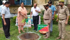फतेहपुर में वन महोत्सव का शुभारंभ: जिलाधिकारी ने ‘एक पेड़ मां के नाम 2.0’ अभियान के तहत रोपा आम का पौधा।  MD NEWS बहुआयामी समाचार।