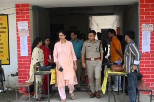 डीएम-एसपी ने संभाली कमान, परीक्षा केंद्रों का किया औचक निरीक्षण