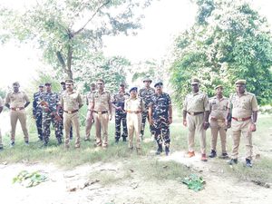 महराजगंज:सीमावर्ती क्षेत्रों में सुरक्षा को लेकर पुलिस और एसएसबी की संयुक्त पैदल गश्त,स्थानीय नागरिकों से संवाद कर सुरक्षा व्यवस्था का दिलाया भरोसा