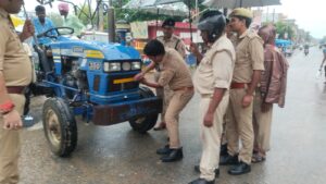 क्षेत्राधिकारी निचलौल के नेतृत्व में चला विशेष यातायात जागरूकता अभियान, ट्रैक्टर-ट्रॉली व पिकअप समेत भारी वाहनों पर लगाए गए रिफ्लेक्टर