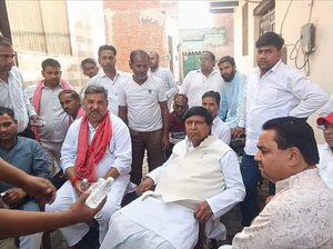 फतेहाबाद पहुंचे राज्यसभा सांसद रामजीलाल सुमन, असलम खान के परिजनों को दी सांत्वना