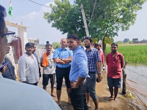 लखनऊ : कमिश्नर पुलिस और जिलाधिकारी ने बाढ़ प्रभावित मुन्नालाल खेड़ा का किया दौरा, राहत कार्यों का लिया जायजा
