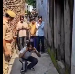 लखीमपुर :- महिलाओं पर अभद्र टिप्पणी करना पड़ा भारी, पुलिस ने मनचलों का मोहल्ले में निकाला जुलूस