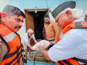 लखनऊ: गोमती नदी के बढ़ते जलस्तर से फैजुल्लागंज में बाढ़ जैसे हालात, BJP विधायक नीरज बोरा ने नाव से किया दौरा, बांटी राहत सामग्री