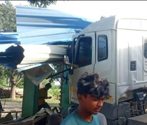 बेकाबू ट्रेलर दुकानों को रौंदता हुआ मकान में घुसा, पांच लाख का नुकसान