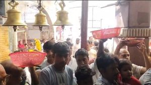 बिरहाना रोड के पास स्थित प्राचीन तपेश्वरी मंदिर में उमड़ी श्रद्धालुओं की भीड़, सुरक्षा व्यवस्था को लेकर प्रशासन सतर्क