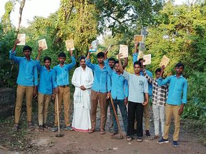 निचलौल:चन्दा गुलरभार में सड़क बदहाल, फिर भी नहीं रुकी पढ़ाई की राह; छात्रों ने खुद उठाया मरम्मत का बीड़ा