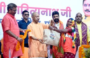 माफिया की जमीन पर गरीबों के लिए बनेंगी हवेलियां: सीएम योगीवाराणसी में मुख्यमंत्री ने 10 स्वच्छता मित्रों को किया सम्मानित, पुष्पवर्षा कर परोसा भोजन