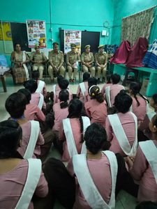 मिशन शक्ति टीम ने कस्तूरबा विद्यालय में छात्राओं को सुरक्षा व अधिकारों के प्रति किया जागरूक।