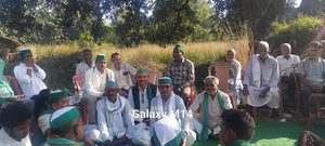 थानाध्यक्ष तेजनारायण गुप्ता ने घर पर चस्पा कराई नोटिस, कई बार दबिश के बाद भी नहीं मिले आरोपी
