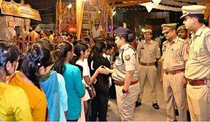बाराबंकी पुलिस की चौकसी दुर्गा पंडालों और दशहरा मैदान का एसपी ने किया भ्रमण