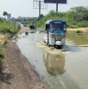 मेदांता हॉस्पिटल के सामने शहीद पथ रोड के निकट हरिहरपुर जाने वाली मार्ग के निकट रोड हालत बदहाल, नाली के पानी और गड्ढों से राहगीर परेशान
