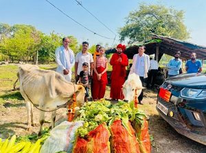 नवरात्रि के नौवें दिन गौ माता का पूजन कर भारतीय हिन्दू परिषद ने कराया भंडारा