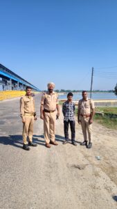 गंगा बैराज के 28,नम्बर गेट से गंगा नदी मे कूदने की फिराक मे युवक को थाना रामराज पुलिस टीम ने बचाई जान।