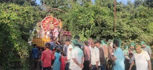 मनकापुर तहसीलजिला गोण्डामिश्रौलिया कला गांव में नम आंखों से मां दुर्गा को दी गई विदाई, जयकारों के साथ हुआ विसर्जन