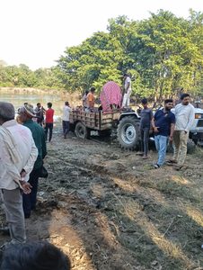 गोंडा : नवदुर्गा की मूर्ति धूमधाम से विसर्जन, नम आंखों से दी माता को विदाई