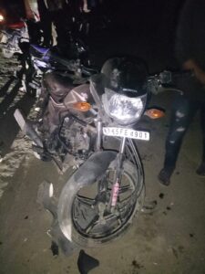 ऑल्टो कार ने बाइक सवार को मारी जोरदार टक्कर, हालत गंभीर