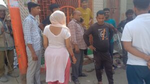 कैंटर बैक करते समय मंदिर की ग्रिल क्षतिग्रस्त, लोगो की जुड़ी भारी भीड़