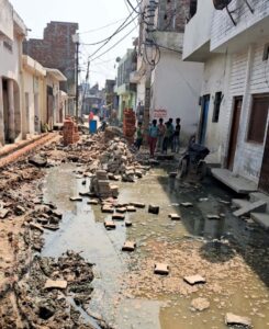 नगर पालिका ने पूरा किया वादा, बिल्सी में टूटी हुई सड़क के निर्माण का कार्य प्रारंभ