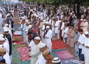 गोंडा में कड़ी सुरक्षा के बीच पढ़ी गई ईद की नमाज, गले मिलकर दी मुबारकबाद