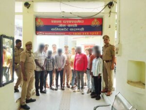 श्री काशी विश्वनाथ मन्दिर मे सुगम दर्शन के नाम पर यात्रियों/दर्शनार्थियों से दुर्व्यवहार/धनलाभ करने वाले 9 व्यक्तियों को थाना दशाश्वमेध पुलिस ने किया गिरफ्तार