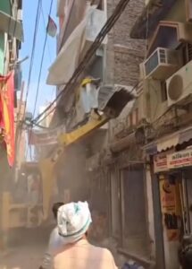 वाराणसी-दालमंडी में चला बुलडोजर, 18 दुकानें और मकान चिह्नित – प्रशासन सख्त, पुलिस अलर्ट