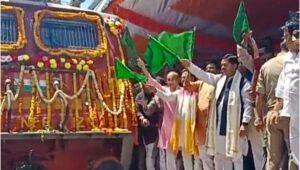 बदायूँ-हरी झंडी दिखाने की मची होड़, पांच झंडी देखने के बाद इंटरसिट एक्सप्रेस रवाना