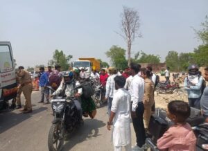 बाराबंकी में डंपर-बाइक की टक्कर में हुए महिला की मौत: एक ही परिवार के तीन सदस्य हुए घायल, अस्पताल में भर्ती