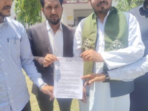 रामपुर:निजी विद्यालयों की बढ़ती फीस को लेकर डीएम को सौंपा ज्ञापन