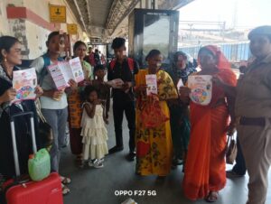 थाना कोतवाली नगर बाराबंकी महिलाओं से मिलकर एंटी रोमियो चेकिंग एवं नारी सुरक्षा चलाया अभियान