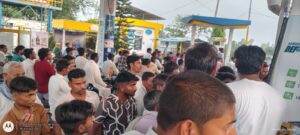 इन दिनों जिले में डीजल-पेट्रोल की किल्लत, फ्यूल पंपों पर भीड़; लोग बोले- ब्लैक में बिक रहा 150 रुपये से 200 रुपए /लीटर