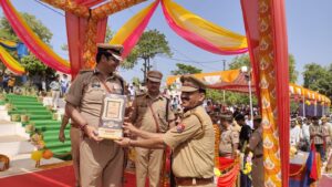 रिजर्व पुलिस लाइन कन्नौज में ‘दीक्षांत परेड समारोह 2025-26 का भव्य आयोजन; मुख्य अतिथि श्री राजीव मल्होत्रा, पुलिस महानिरीक्षक उ0 प्र0 स्टेट इंस्टीट्यूट ऑफ फोरेन्सिक साइन्स, लखनऊ द्वारा ली गयी परेड की सलामी
