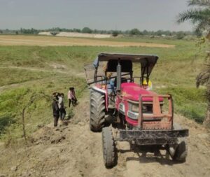 जनपद बाराबंकी के रामनगर कोतवाली क्षेत्र के ग्राम पंचायत सिरकौली में दर्दनाक हादसा भूसा लदी ट्रॉली खींचते समय पलटा ट्रैक्टर, चालक किसान की दबकर मौके पर मौत