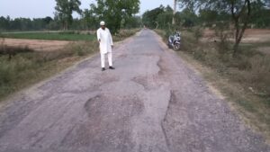ढाई साल में ही उखड़ गई जहांगीराबाद भयारा रोड,जनकल्याण किसान एसोसिएशन ने की जांच की मांग