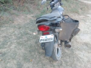 जहांगीराबाद: पलिया गांव के पास झाड़ियों में 4-5 दिन से लावारिस खड़ी मिली प्लैटिना बाइक