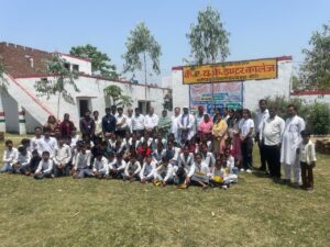 के.ए.यू.के.इण्टर कॉलेज पड़रिया तुला में कक्षा 10 व 12 के मेधावी टॉपर छात्र/छात्राओं व उनके अभिभावकों को हाजी डॉ.आर.ए.उस्मानी पूर्व मंत्री/विधायक द्वारा मेडल पहनाकर,मिठाई गिफ्ट देकर सम्मानित किया।