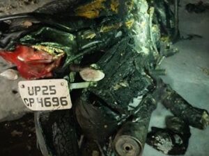 शॉर्ट सर्किट से लगी कंपिटेंट प्राइद अपार्टमेंट आग, कई गाड़ियां जली।