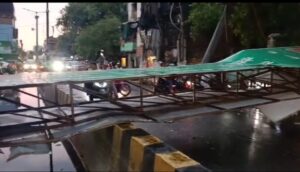 वाराणसी में मौसम ने ली करवट, दोपहर 4बजे के बाद छाया अंधेरा जमकर बरसे बादल,सड़क पर गिरा साइन बोर्ड..