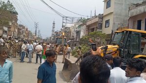 चंदौली-मुग़लसराय कोतवाली क्षेत्र के मछली मंडी से सपा कार्यालय तक चला महा-अभियान, वर्षों से जमे अवैध अतिक्रमण को हटाने के लिए प्रशासन का चला बुलडोजर