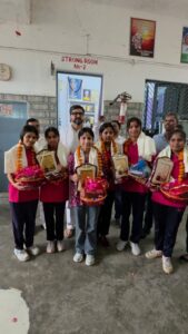 बाराबंकी सांसद तनुज पुनिया ने हाई स्कूल व इंटर में टॉप किए छात्राओं की की हौसला अफजाई पुष्प गुच्छ शील्ड देकर छात्राओं को किया सम्मानित