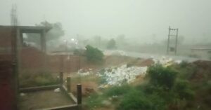 बाराबंकी-तेज हवाओं के संग बूंदाबांदी जनजीवन प्रभावित:तापमान में गिरावट, किसानों की चिंताएं बड़ी