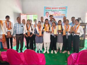 K.B.S.S इंटर कॉलेज आलाईपुर में UP BOARD 2026 में 80 से 90 प्रतिशत अंक लाने वाले विद्यार्थीयों को किया गया सम्मानित