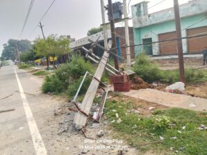 मैगलगंज-अज्ञात वाहन की टक्कर से 11 हजार लाइन का पोल गिरा, रामनगर की बिजली सप्लाई ठप