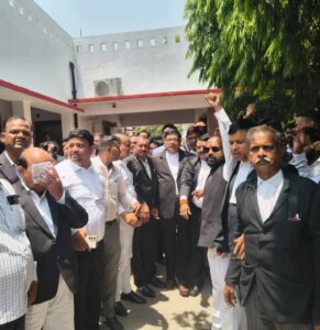 लखनऊ घटना के विरोध में अधिवक्ताओं का प्रदर्शन, लगाए नारे