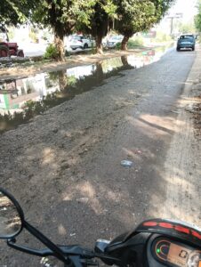 लखनऊ: गोमती नगर विस्तार का मुख्य मार्ग बना तालाब, नगर निगम की लापरवाही से राहगीर और स्कूली बच्चे बेहाल